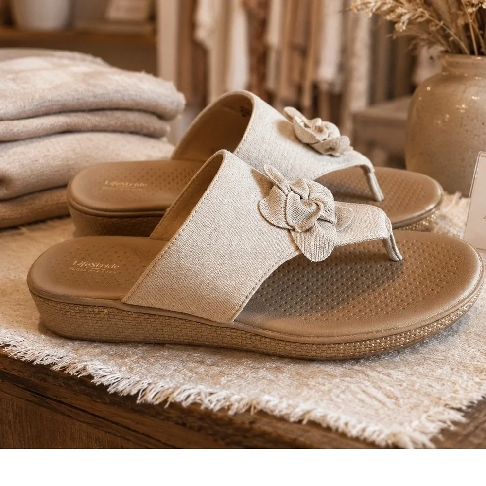 LifeStride Bloom Womens Beige Fabric Flower Wedge Thong Sandals Size 10M